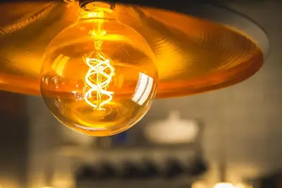 a close up of a light bulb hanging from a ceiling at Gatu Selecta 5 Diseño calidad wifi, aire acc junto recinto ferial, Preferente mayores de 21 años y familias in Jerez de la Frontera
