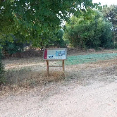 a sign sitting on the side of a dirt road at Casa Puerta sierra de Cádiz in Arcos de la Frontera