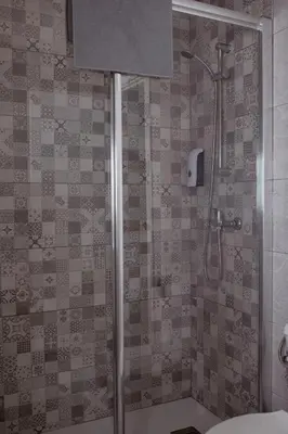 a bathroom with a shower with a glass door at APARTAMENTO EL EMBRUJO in Jerez de la Frontera