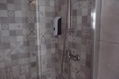 a shower with a glass door in a bathroom at APARTAMENTO EL EMBRUJO in Jerez de la Frontera