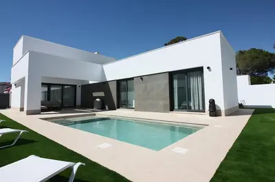 a house with a swimming pool in the yard at Villa Tres Mares in Novo Sancti Petri