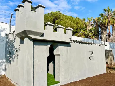 a wall with a shadow of a castle on it at Villa San Patricio I Piscina Privada I Jacuzzi Spa I BBQ I PS5 I Aire Acon I 3000m2 I 5min-Centro in Jerez de la Frontera