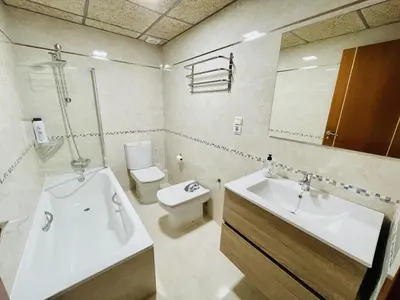 a bathroom with a sink and a toilet and a bath tub at Apartamento con patio en Cádiz centro in Cádiz