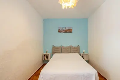 a bedroom with a bed with a blue wall at El Verano Azul Casa con piscina in Chiclana de la Frontera