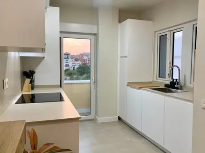 a white kitchen with a sink and a window at Espectacular apartamento frente al mar in El Puerto de Santa María