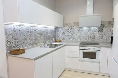 a white kitchen with a sink and a stove at ARCO apartamento junto a la Catedral de Cádiz in Cádiz