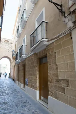 an alley with a building with a door and balcony at ARCO apartamento junto a la Catedral de Cádiz in Cádiz
