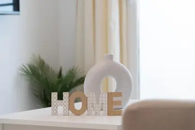 a table topped with a vase with the word no at Apartoyou - Vistahermosa Bahía in El Puerto de Santa María