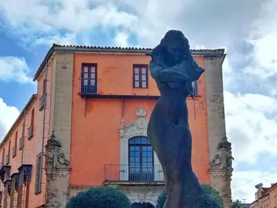a statue of a woman in front of a building at Dúplex Apartment Sol de la Plazuela in Jerez de la Frontera