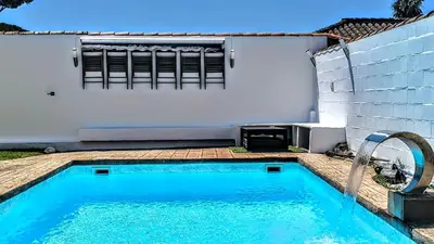 a swimming pool in front of a white building at VILLA DE LUJO CLIMATIZADA. PISCINA Y JARDIN PRIVADO in Chiclana de la Frontera