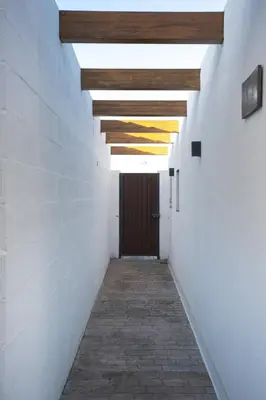 a hallway with white walls and a wooden ceiling at VILLA DE LUJO CLIMATIZADA. PISCINA Y JARDIN PRIVADO in Chiclana de la Frontera