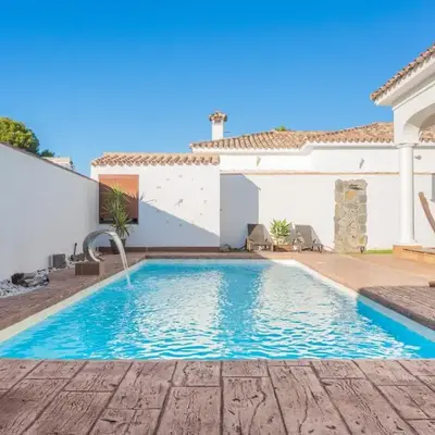 VILLA DE LUJO CLIMATIZADA. PISCINA Y JARDIN PRIVADO
