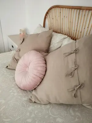 a pink pillow and pillows on a bed at LA PONDEROSA BEACH in Sanlúcar de Barrameda