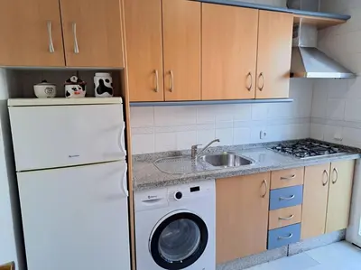a kitchen with a washing machine and a sink at Dúplex 4, primera línea de Playa in Sanlúcar de Barrameda