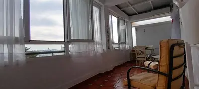a room with windows and a chair and a table at Ático con impresionantes vistas in El Puerto de Santa María