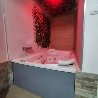a pink bath tub in a bathroom with a pink wall at Jacuzzi Amazonas Relax en el Corazón del Puerto in El Puerto de Santa María
