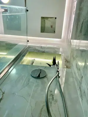 a glass floor with a shower in a room at GATU PREMIUM Deseo Piso de Lujo con Parking 