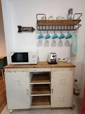 a microwave oven sitting on top of a counter at LA CASA DE LAS BICIS in Cádiz