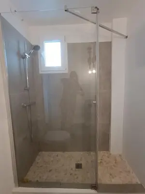 a person taking a picture of a shower in a bathroom at LA CASA DE LAS BICIS in Cádiz