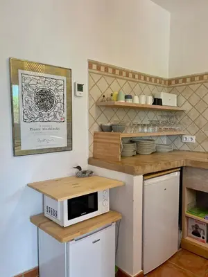 a kitchen with a microwave on top of a counter at casa entre mer et montagne in Arcos de la Frontera