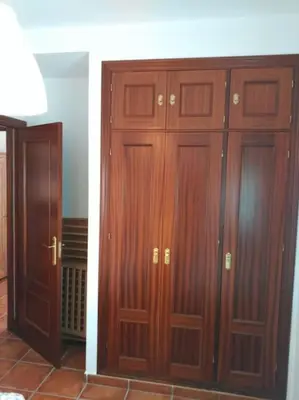 a pair of wooden cabinets in a room at Piscina y garaje a 300 m de playa OJO VER CORREO NO DESEADO SI NO LLEGA RESPUESTA in Rota
