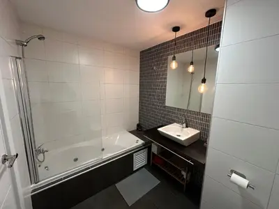 a bathroom with a bath tub and a sink at Apartamento Jardín de Cano - Preferente familias y mayores de 25 años in El Puerto de Santa María