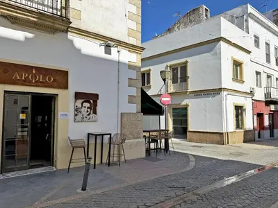 a living room with a table and a couch at Apartamento Las Ninas - Ole Solutions in El Puerto de Santa María