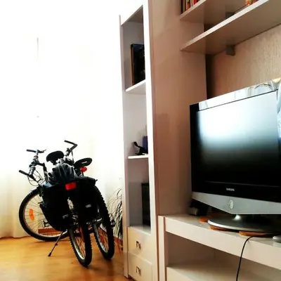 a bike parked next to a television in a room at Apartamento cerca del centro in Jerez de la Frontera