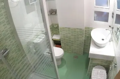 a bathroom with a shower and a toilet and a sink at Apartamento cerca del centro in Jerez de la Frontera