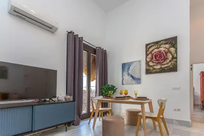a living room with a table and a tv at Apartamento Centro con Parking Privado in El Puerto de Santa María