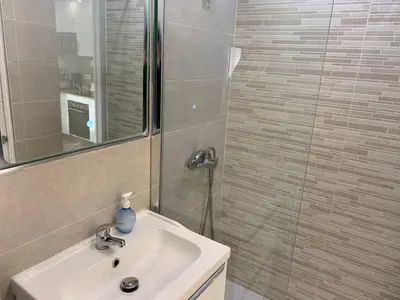 a bathroom with a sink and a shower at Apartamento La Vasca in El Puerto de Santa María