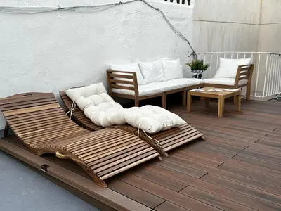 a patio with two benches and two chairs on a deck at Fantástico piso nuevo, Mentidero in Cádiz