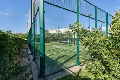 a tennis court with a net on a tennis court at Acogedora vivienda Costa Ballena in Chipiona
