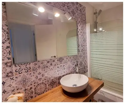 a bathroom with a sink and a mirror at Casa Quili Cádiz com in Cádiz