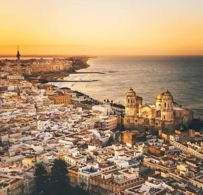an aerial view of a city next to the ocean at Casa Quili Cádiz com in Cádiz