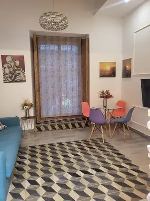 a living room with a couch and chairs and a window at Apartamento Demasiadas Compañías in Cádiz
