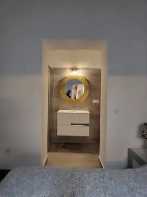 a bathroom with a sink and a mirror at Apartamento Demasiadas Compañías in Cádiz