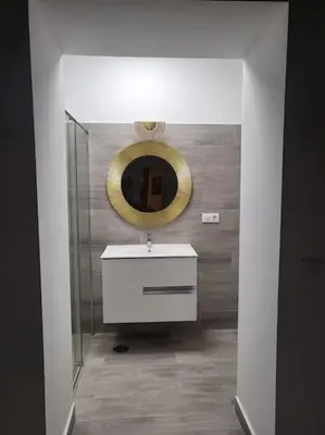 a bathroom with a sink and a mirror at Apartamento Demasiadas Compañías in Cádiz