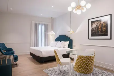 a bedroom with a bed and a table and chairs at Tandem Solera in Jerez de la Frontera