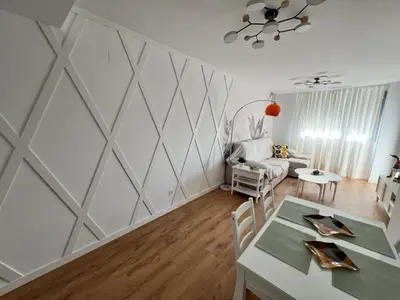 a living room with a large white wall at Jardines del Porvenir 2 in Puerto Real