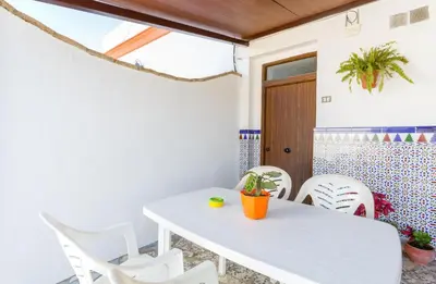 a white table and chairs in a room at Apartamento Casa Postas I in Conil de la Frontera