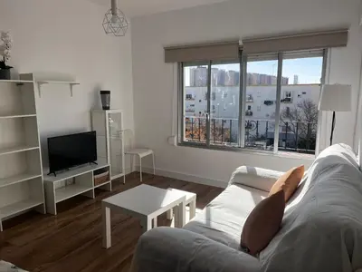 a living room with a couch and a tv at Piso cercano al recinto ferial in Jerez de la Frontera