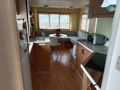 a small kitchen and living room in a caravan at movilhome en paraiso in Chiclana de la Frontera
