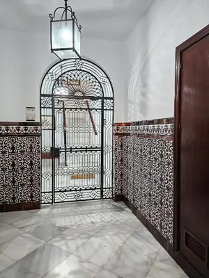 a room with a gate with a bird in it at Apartamento Centro Cabildo in Sanlúcar de Barrameda