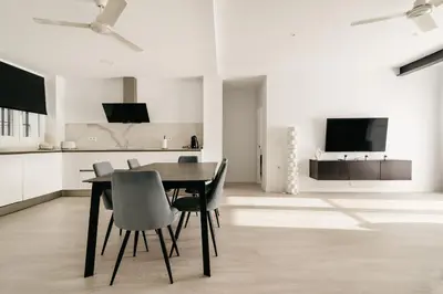 a kitchen and dining room with a table and chairs at Bahía Encanto in El Puerto de Santa María
