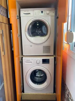 a washing machine and a dryer in a room at APARTAMENTO SALINAS VALDELAGRANA - WiFi, Playa, Piscina in El Puerto de Santa María