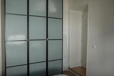 a closet with glass panels in a room at Apartamento El Catavino in Jerez de la Frontera