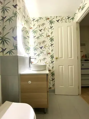 a bathroom with a sink and a mirror at Apartamento Buho Real - Vistahermosa in El Puerto de Santa María