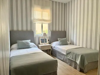 a bedroom with two beds and a window at Apartamento Buho Real - Vistahermosa in El Puerto de Santa María