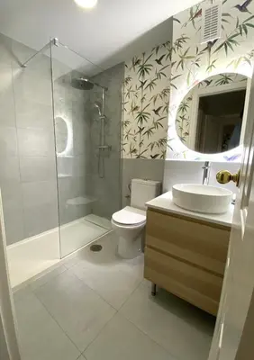 a bathroom with a toilet and a shower and a sink at Apartamento Buho Real - Vistahermosa in El Puerto de Santa María
